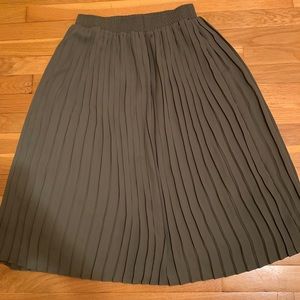 Long army green pleated skirt